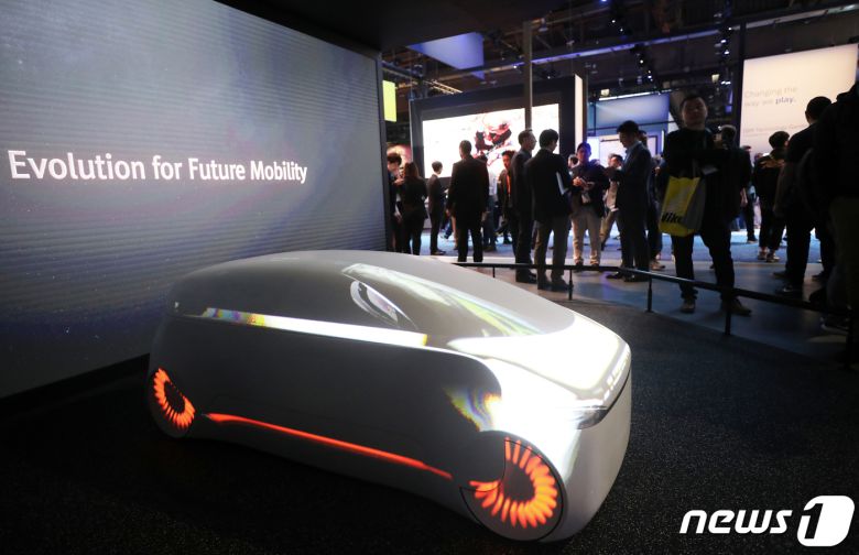 올 1월 미국 네다다주 라스베이거스 컨벤션센터에서 열린 국제가전전시회 'CES 2020'(Consumer Electronics Show)이 SK 전시장에서 관람객들이 미래 전기차 비전 'SK 인사이드(inside)'를 살펴보고 있다. 2020.1.8/뉴스1 © News1 오대일 기자