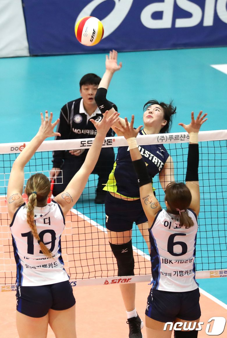 2018년 2월 경기도 수원시 장안구 수원실내체육관에서 열린 2017-2018 도드람 프로배구 V-리그 여자부 현대건설과 IBK기업은행의 경기에서 현대건설 고유민이 공격을 하고 있다. 2018.2.6/ 자료사진 © News1 오장환 기자