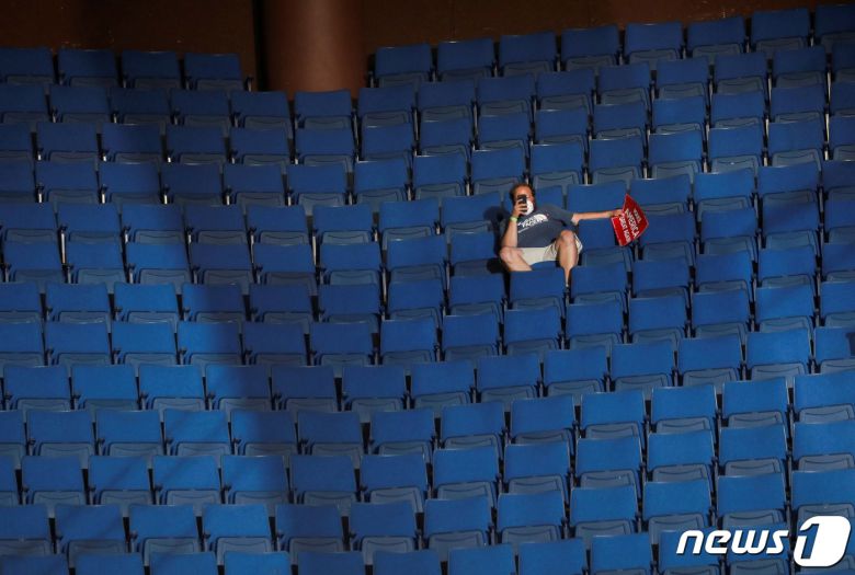 20일(현지시간) 도널드 트럼프 미국 대통령의 유세가 행해진 오클라호마주 털사의 BOK 센터 2층 관중석이 거의 비어있다. 한 시민이 휴대폰 삼매경에 빠져 있다. © 로이터=뉴스1 © News1 박형기 기자