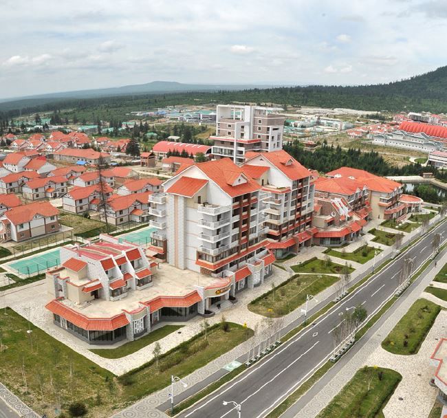 혁명 성지로 재건 중인 백두산 인근 삼지연시. 매체는 "삼지연시의 광명성동, 배개봉동, 봇나무동, 이깔동을 비롯한 여러 곳에 수종이 좋은 나무들이 녹음을 펼쳐 도시의 풍치를 더욱 이채롭게 하고 있다"라고 설명했다.(북한 대외용 월간지 조선 8월호 갈무리)© 뉴스1