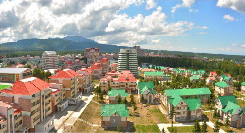 혁명 성지로 재건 중인 백두산 인근 삼지연시. 매체는 "삼지연시의 광명성동, 배개봉동, 봇나무동, 이깔동을 비롯한 여러 곳에 수종이 좋은 나무들이 녹음을 펼쳐 도시의 풍치를 더욱 이채롭게 하고 있다"라고 설명했다.(북한 대외용 월간지 조선 8월호 갈무리)© 뉴스1