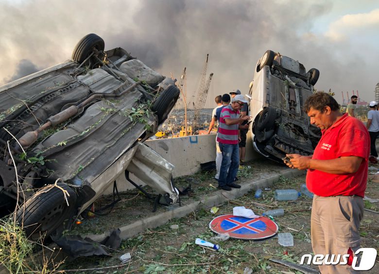 4일(현지시간) 레바논 수도 베이루트 폭발 사고 현장 인근에 자동차가 뒤집혀 있다. © 로이터=뉴스1