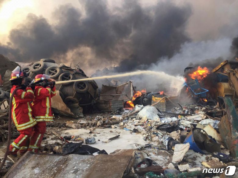 4일(현지시간) 레바논 수도 베이루트 대형 폭발 사고 현장에서 소방대원들이 잔해 속에서 화재를 진압하고 있다. © 로이터=뉴스1