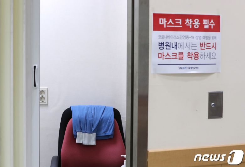 의과대학 정원 확대 방안에 반대하는 전공의 집단 휴진을 하루 앞둔 6일 서울 종로구 서울대병원에서 의료진이 환자들 사이를 지나가고있다. 정부는 최근 2022학년도부터 의대 입학 정원을 늘려 10년간 4천명의 의사를 추가 양성하는 방안을 발표했으며 이에 의료계가 반발하면서 오는 7일 전공의 파업, 14일 개원의 위주의 대한의사협회(의협) 총파업을 예고했다. 2020.8.6/뉴스1 © News1 이성철 기자