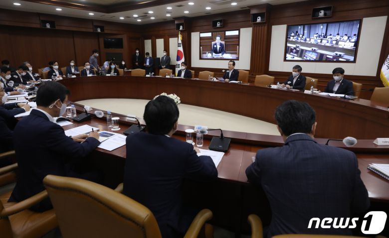 정세균 국무총리가 6일 서울 종로구 정부서울청사에서 열린 과학기술관계장관회의에서 모두 발언을 하고 있다. 2020.8.6/뉴스1 © News1 송원영 기자