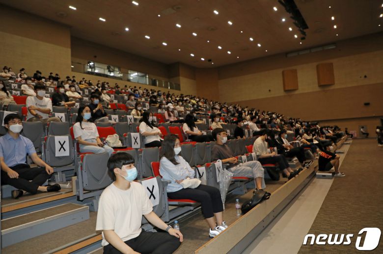 대한전공의협의회가 총파업에 돌입한 7일 오후 광주 서구 치평동 김대중컨벤션센터 다목적홀에서 광주·전남 전공의 400여명이 의대 정원 확대와 공공 의료 확충에 반대하는 단체행동에 나서고 있다.2020.8.7/뉴스1 © News1 허단비 기자