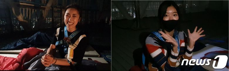 유튜버 조해영씨(왼쪽)과 임소영씨가 7일 서울 잠실 롯데월드타워 534m 높이 루프존에 마련된 '비박존'에서 1박 숙박 준비를 하며 소감을 말하고 있다.2020.8.7/뉴스1© 뉴스1 최동현 기자