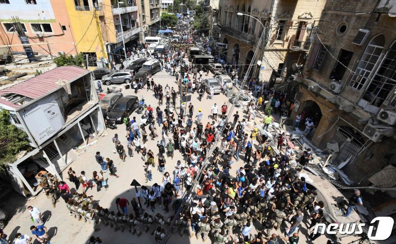 6일(현지시간) 레바논 수도 베이루트 항구 폭발에 분노한 시민들이 반정부 시위를 벌이고 있다. © AFP=뉴스1 © News1 우동명 기자