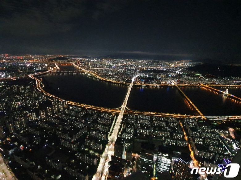 7일 서울 잠실 롯데월드타워 123층 534m 높이 '비박존'에서 내려다본 서울 야경. 형형색색의 불빛이 도심을 휘황찬란하게 밝히고 있다. 2020.8.7/뉴스1 © 뉴스1 최동현 기자