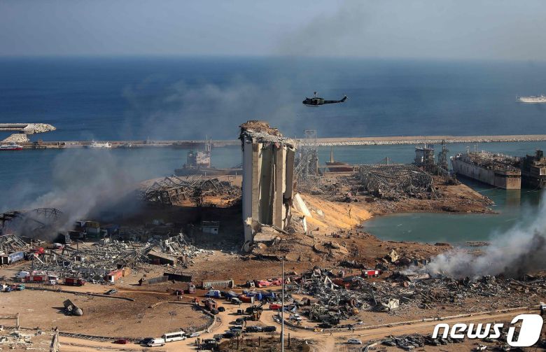 5일(현지시간) 레바논 수도 베이루트 항구 창고에 보관돼 있던 인화성 물질 질산암모늄의 두차례 대규모로 폭발로 잔해만 남은 항구 주변의 모습이 보인다. © AFP=뉴스1 © News1 우동명 기자