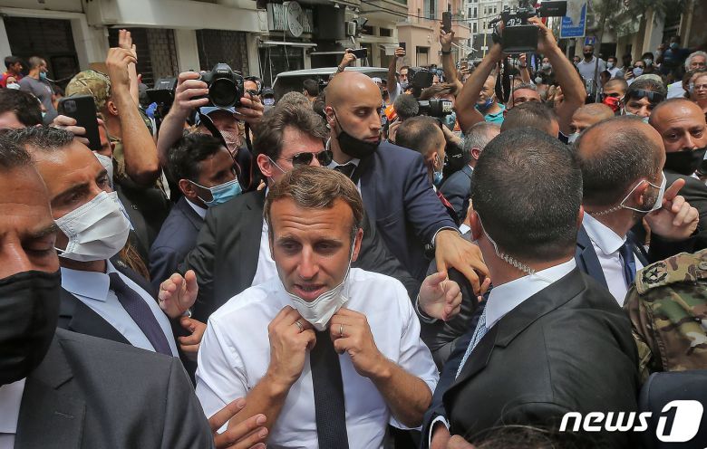 에마뉘엘 마크롱 프랑스 대통령이 6일(현지시간) 레바논 수도 베이루트 항구 폭발 참사 현장을 방문하고 있다. © AFP=뉴스1 © News1 우동명 기자