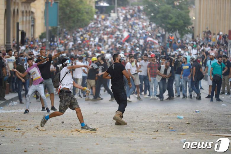 9일(현지시간) 레바논 수도 베이루트에서 이틀째 반정부 시위가 일어났다. © AFP=뉴스1