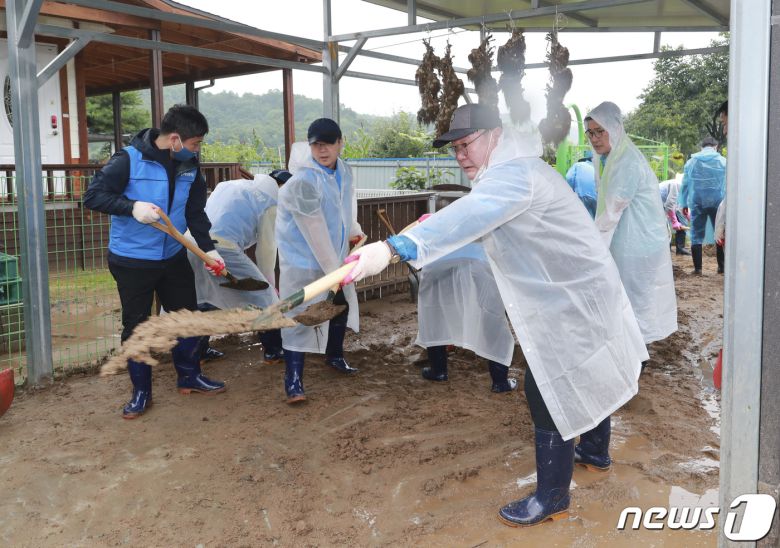 김태년 더불어민주당 원내대표가 11일 오전 충북 음성군 삼성면 호우피해지역을 방문해 수해복구 작업을 하고 있다. 2020.8.11/뉴스1 © News1 박세연 기자