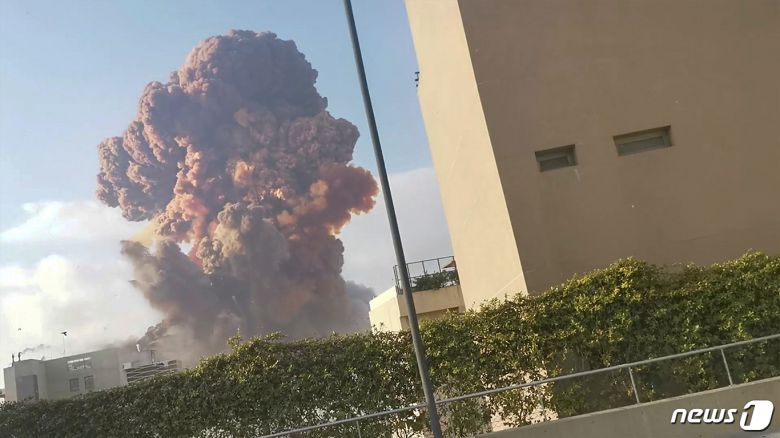 4일(현지시간) 레바논 베이루트항 선착장에 있는 창고에서 대규모 폭발사고가 발생해 화염이 치솟고 있다. © 로이터=뉴스1