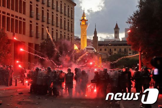 10일 격렬한 시위를 벌이는 레바논 시민들. © AFP+뉴스1