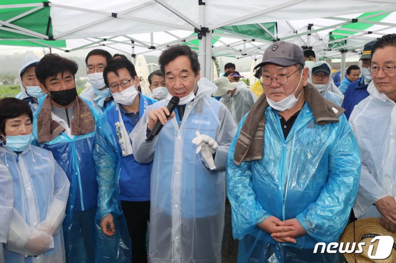 더불어민주당 당권 레이스에 나선 이낙연 의원이 11일 오전 김태년 원내대표 등 지도부와 함께 충북 음성 호우피해지역을 방문해 복구 대책을 설명하고 있다. 2020.8.11/뉴스1 © News1 박세연 기자