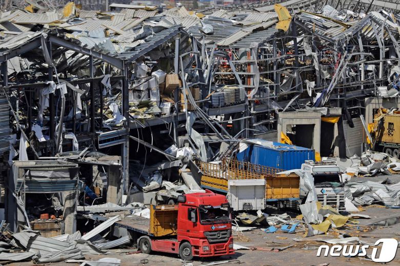 10일 (현지시간) 레바논 베이루트 항구 창고에서 발생한 질산암모늄 폭발로 인근 건물이 흉하게 파손된 모습이 보인다. © AFP=뉴스1 © News1 우동명 기자