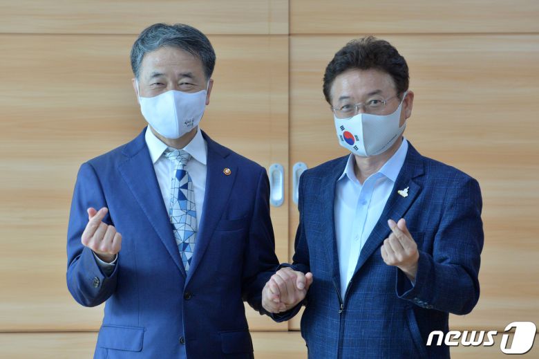 박능후 보건복지부장관(왼쪽)이 12일 오후 지역 의료현실 및 의사 확대 필요성 부각 등에 대한 현장 점검을 위해 경북 포항의료원을 방문한 자리에서 이철우 경북도지사와 함께 마스크를 착용하고 있다. 2020.8.12/뉴스1 © News1 최창호 기자