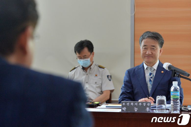 박능후 보건복지부장관이 12일 오후 경북 포항의료원에서 이철우 경북도지사로부터 포항공대 의대 설립 등 도내 23개 시,군의 의료 현실에 대한 설명을 듣고 있다. 박 장관의 포항의료원 방문은 지역 의료현실 및 의사 확대 필요성 부각 등에 대한 점검을 하기 위해서다. 2020.8.12/뉴스1 © News1 최창호 기자