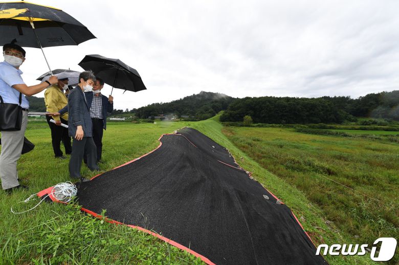 정재숙 문화재청장이 11일 오전 폭우로 석축 일부가 무너진 충남 부여군 부여 나성(사적 제 58호)을 방문, 현장을 살펴보고 있다. 부문화재청 제공) @뉴스1  DB