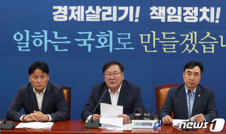 김태년 더불어민주당 원내대표가 13일 오전 서울 여의도 국회에서 열린 정책조정회의에서 모두발언을 하고 있다. 김 원내대표는 모두발언에서 "이번 폭우는 기후변화에 따른 재해로 대책 마련해야＂한다고 밝혔다. 2020.8.13/뉴스1 © News1 박세연 기자