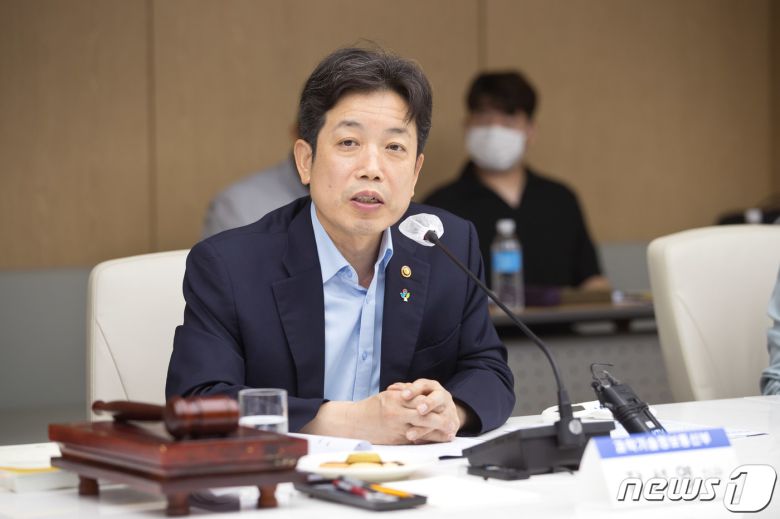 장석영 과학기술정보통신부 제2차관이 서울 금천 AP위성 사옥에서 국내 위성통신 분야 소재·부품·장비 산업의 경쟁력을 확보를 위해 산·학·연 전문가들과 14일 간담회를 개최했다. (과학기술정보통신부 제공) 2020.6.30/뉴스1