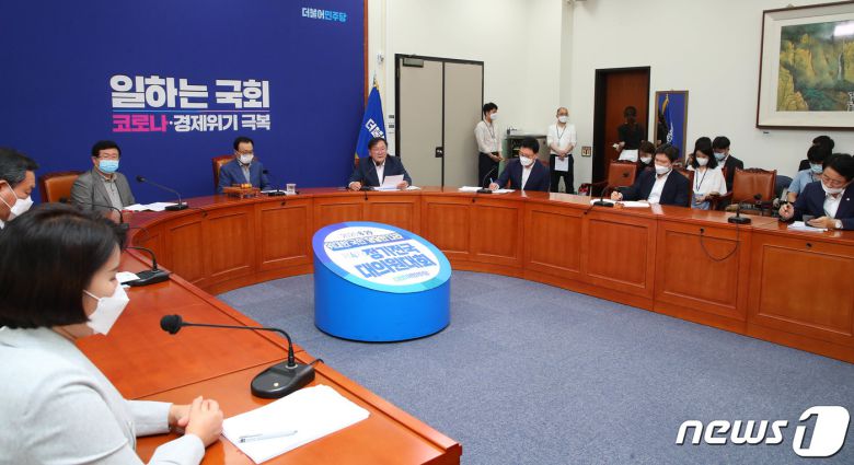 김태년 더불어민주당 원내대표가 19일 서울 여의도 국회에서 열린 더불어민주당 최고위원회의에 참석해 현안관련 발언을 하고 있다. 2020.8.19/뉴스1 © News1 박세연 기자