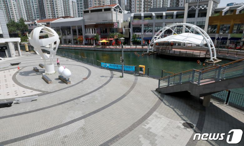 사랑제일교회발(發) 신종 코로나바이러스 감염증(코로나19) 확진자가 17일 정오 기준 315명을 넘어 지속해서 늘어나고 있다. 사진은 18일 경기 김포시 장기동 한 상가 거리로 너무 한산한 모습이다.2020.8.18/뉴스1 © News1 정진욱 기자