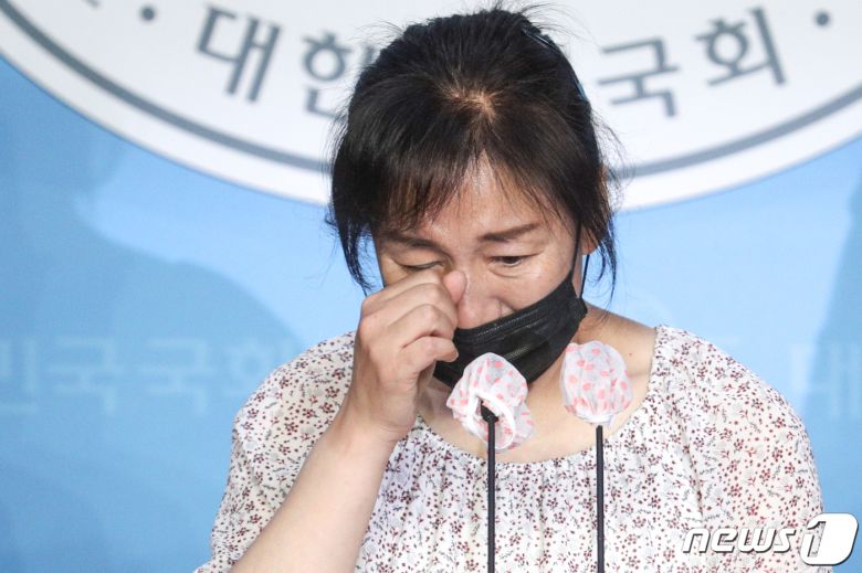 20일 오전 서울 여의도 국회 소통관에서 열린 '故 고유민 선수 사망 의혹 관련 진실 규명 촉구 기자회견'에서 고유민 선수의 어머니가 발언 중 오열하고 있다. 2020.8.20/뉴스1 © News1 성동훈 기자