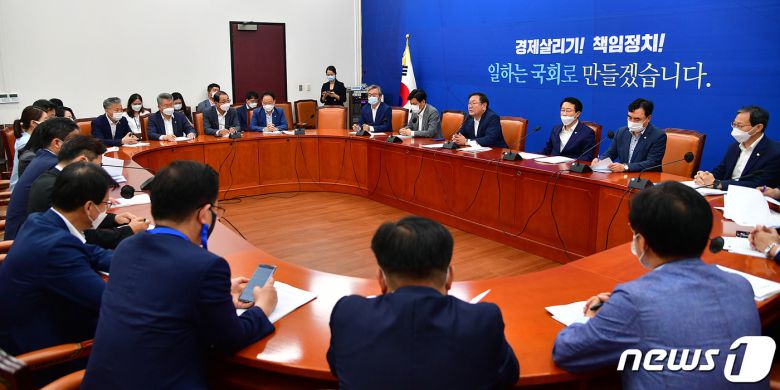 김태년 더불어민주당 원내대표가 20일 오전 국회에서 열린 더불어민주당 정책조정회의에서 모두발언을 하고 있다. 2020.8.20/뉴스1 © News1 박세연 기자