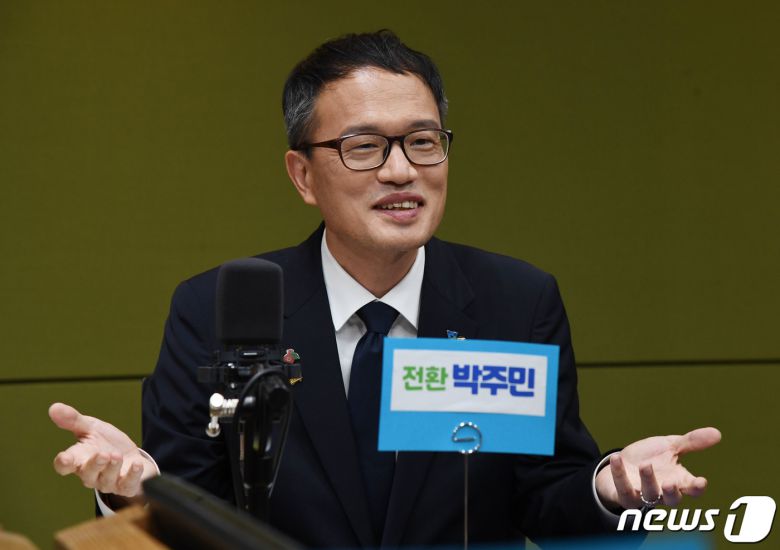 더불어민주당 당대표 경선에 출마한 박주민 후보가 18일 오후 서울 양천구 CBS사옥에서 CBS 라디오 ‘시사자키 정관용입니다’에 출연해 김부겸, 이낙연 후보와 토론하고 있다. 2020.8.18/뉴스1 © News1 국회사진취재단