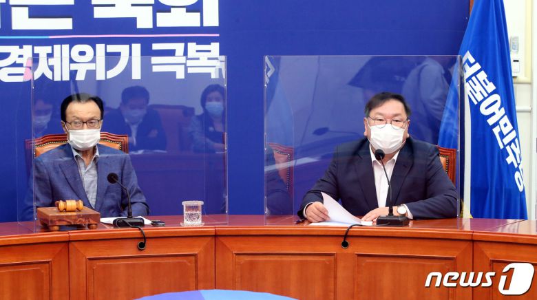 김태년 더불어민주당 원내대표가 21일 오전 국회에서 열린 최고위원회의에서 발언하고 있다. 왼쪽은 이해찬 더불어민주당 대표. 민주당 회의실에 코로나19 감염 차단용 칸막이가 설치돼 있다. 2020.8.21/뉴스1 © News1 박세연 기자