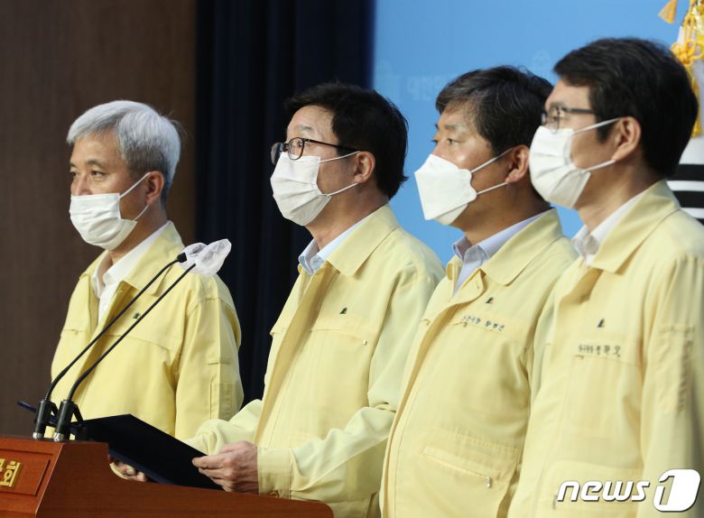 전국시장·군수·구청장협의회 대표회장인 염태영 수원시장이 21일 오후 서울 여의도 국회 소통관에서 신종 코로나바이러스 감염증(코로나19) 관련 기자회견을 하고 있다. 염 시장은 사랑제일교회 교인들과 8.15 광화문집회 참석자들에게 참가자 명단을 공개하고 역학조사에 적극 협조할 것을 촉구했으며 이에 응하지 않고 2차 감염을 일으켰을 경우 지자체는 법적조치·배상청구를 할 것이라고 경고했다. 2020.8.21/뉴스1 © News1 신웅수 기자