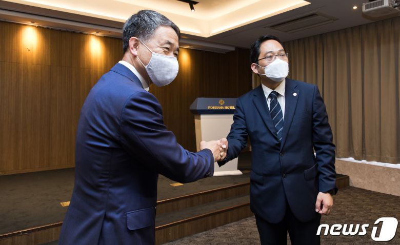 19일 오후 서울 중구 세종대로 코리아나호텔에서 열린 보건복지부-대한의사협회 긴급 간담회에서 박능후 보건복지부 장관과 최대집 대한의사협회 회장이 참석해 인사를 하고 있다. 2020.8.19/뉴스1 © News1 사진공동취재단