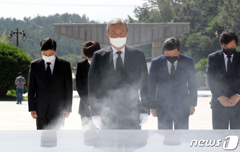 김종인 미래통합당 비상대책위원장이 19일 오전 광주 북구 국립5·18민주묘지에서 참배하고 있다. 2020.8.19/뉴스1 © News1 한산 기자