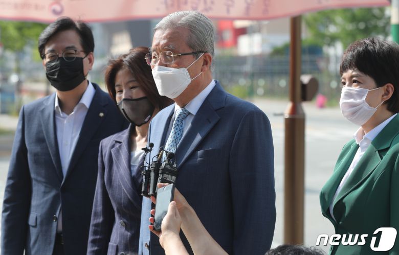 김종인 미래통합당 비상대책위원장이 21일 오후 충북 청주시 흥덕구 오송읍 질병관리본부를 방문 한 뒤 기자들의 질문에 답하고 있다. 김 위원장은 이날 정은경 본부장 등을 만났다. 2020.8.21/뉴스1