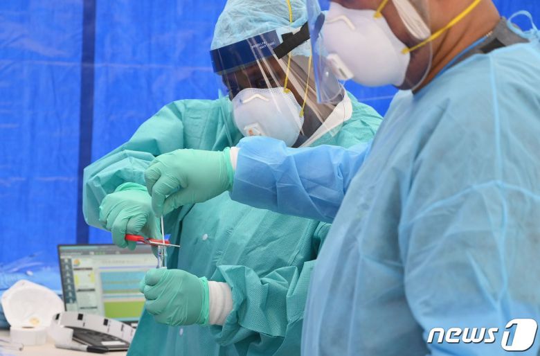 코로나19 백신과 치료제를 찾는 의료진 © AFP=뉴스1