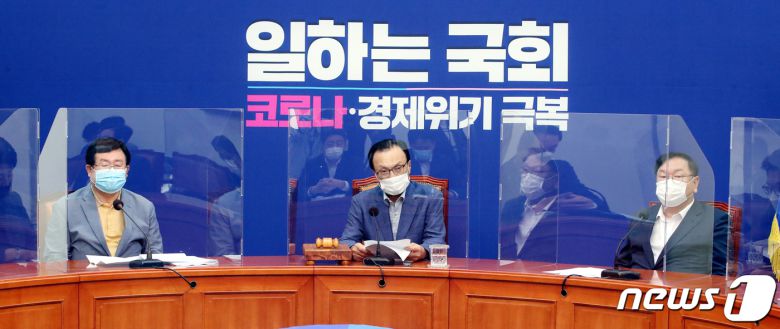 이해찬 더불어민주당 대표가 21일 오전 서울 여의도 국회에서 열린 최고위원회의에서 발언하고 있다. 2020.8.21/뉴스1 © News1 박세연 기자