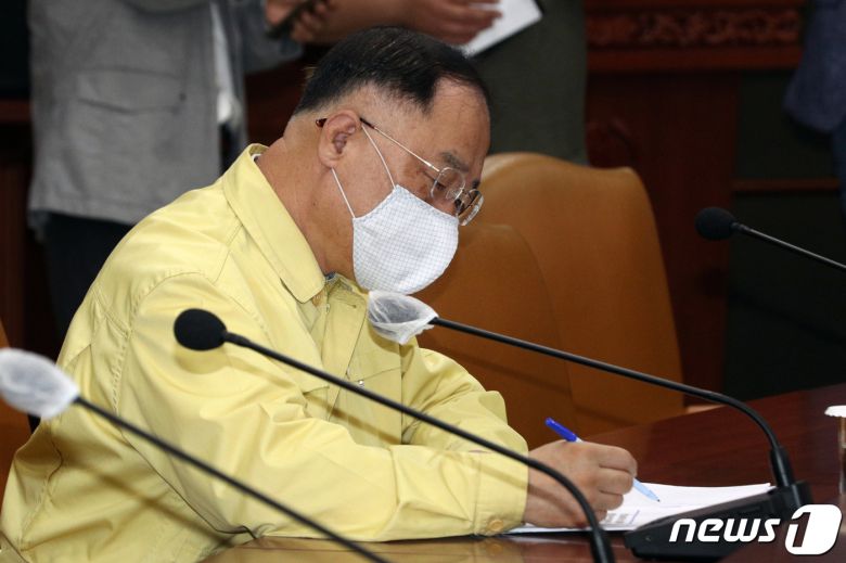 홍남기 경제부총리 겸 기획재정부 장관. 2020.8.21/뉴스1