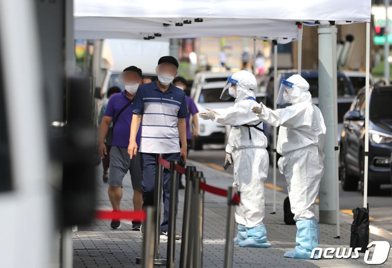 사랑제일교회발(發) 신종 코로나바이러스 감염증(코로나19) 확산이 이어지고 있는 23일 오후 서울 성북구보건소에 마련된 선별진료소에서 시민들이 검사를 받기 위해 기다리고 있다. 2020.8.23/뉴스1 © News1 임세영 기자