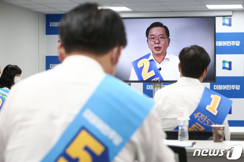 김부겸 더불어민주당 당대표 후보가 22일 서울 여의도 더불어민주당 중앙당사에서 열린 당대표 및 최고위원 후보 수도권 온택트 합동연설회에서 영상연설을 하고 있다.  2020.8.22/뉴스1 © News1 박세연 기자