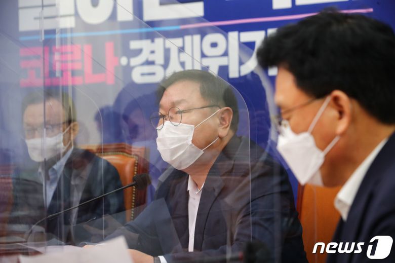 김태년 더불어민주당 원내대표가 24일 오전 서울 여의도 국회에서 열린 최고위원회의에서 모두발언을 하고 있다. 2020.8.24/뉴스1 © News1 박세연 기자
