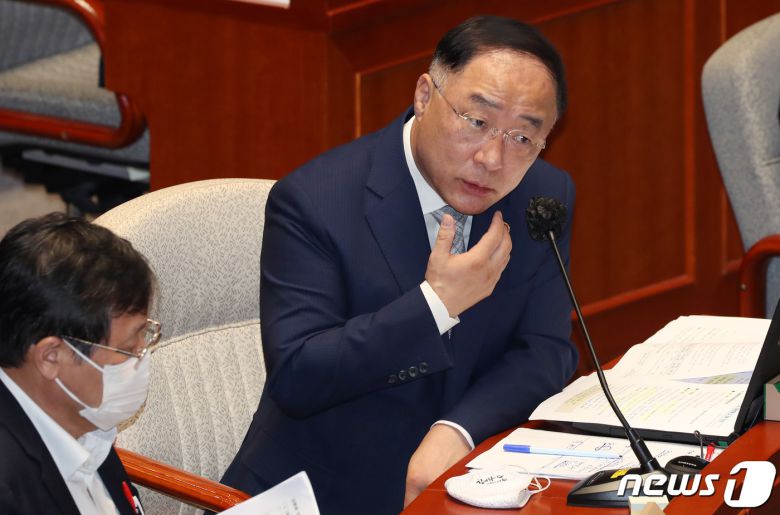 홍남기 경제부총리가 24일 서울 여의도 국회 예산결산특별위원회 전체회의에 출석해 의원들의 질의에 답변하고 있다. 2020.8.24/뉴스1 © News1 박세연 기자