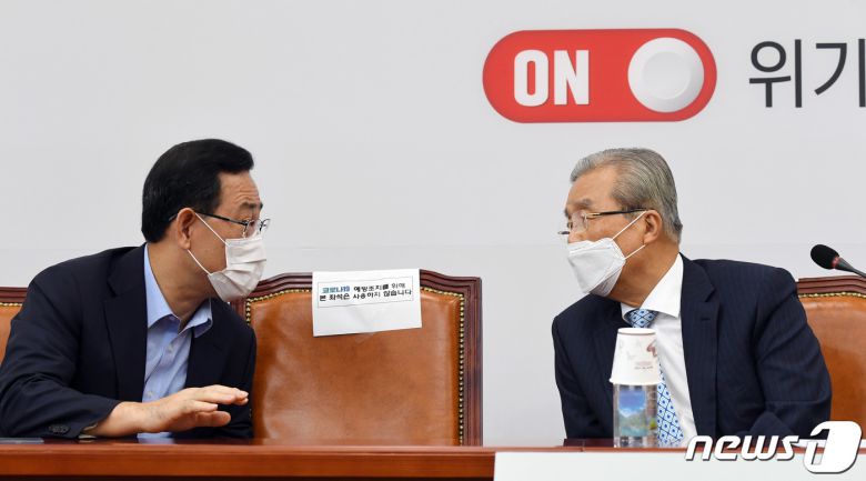 김종인 미래통합당 비상대책위원장(오른쪽)과 주호영 원내대표가 24일 오전 서울 여의도 국회에서 열린 비상대책위원회 회의에서 대화하고 있다. 2020.8.24/뉴스1 © News1 신웅수 기자