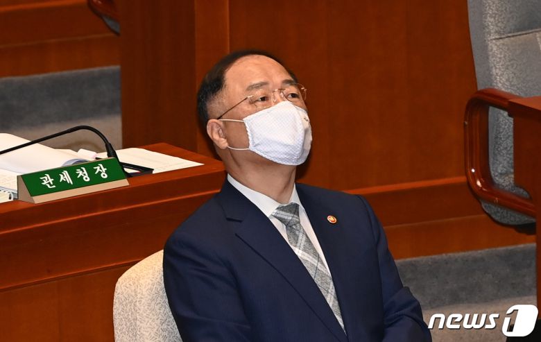 홍남기 경제부총리 겸 기획재정부 장관이 24일 오전 국회에서 열린 예산결산특별위원회 전체회의에서 생각에 잠겨 있다. 2020.8.24/뉴스1 © News1 박세연 기자