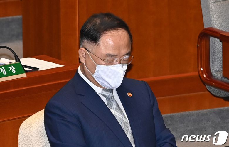 홍남기 경제부총리 겸 기획재정부 장관이 24일 오전 국회에서 열린 예산결산특별위원회 전체회의에서 생각에 잠겨 있다. 2020.8.24/뉴스1 © News1 박세연 기자