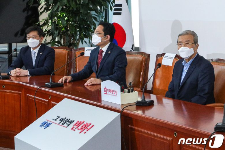 김종인 미래통합당 비대위원장과 최대집 대한의사협회 회장이 23일 오후 서울 여의도 국회에서 면담을 하고 있다. 2020.8.23/뉴스1 © News1 성동훈 기자