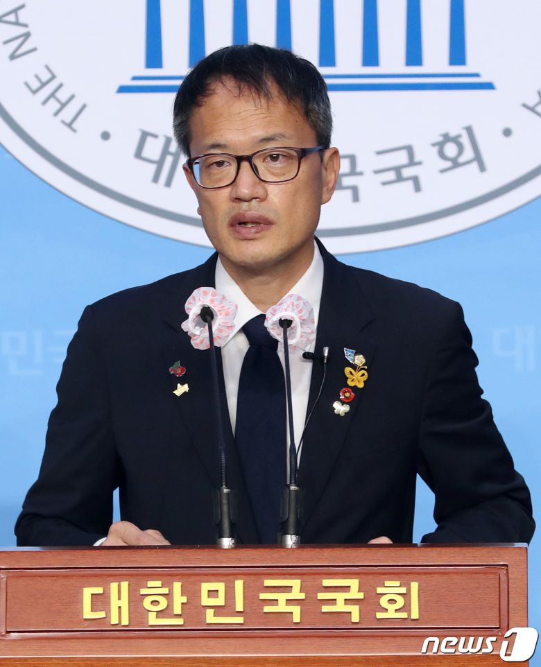 박주민 더불어민주당 당대표 후보가 24일 오전 서울 여의도 국회 소통관에서 지지호소 기자회견을 열고 정당뉴딜 공약을 발표하고 있다. 2020.8.24/뉴스1 © News1 박세연 기자