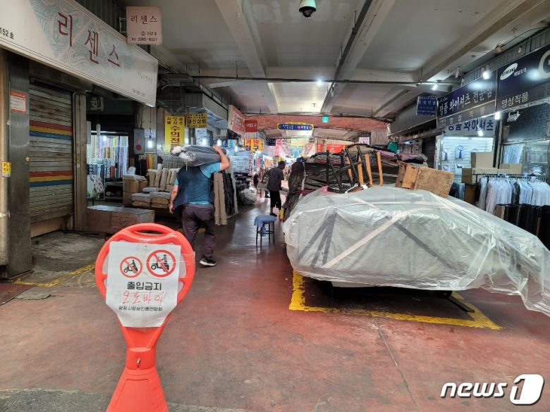 코로나19 여파로 곳곳서 문을 닫은 광장시장 © 뉴스1 이밝음 수습기자