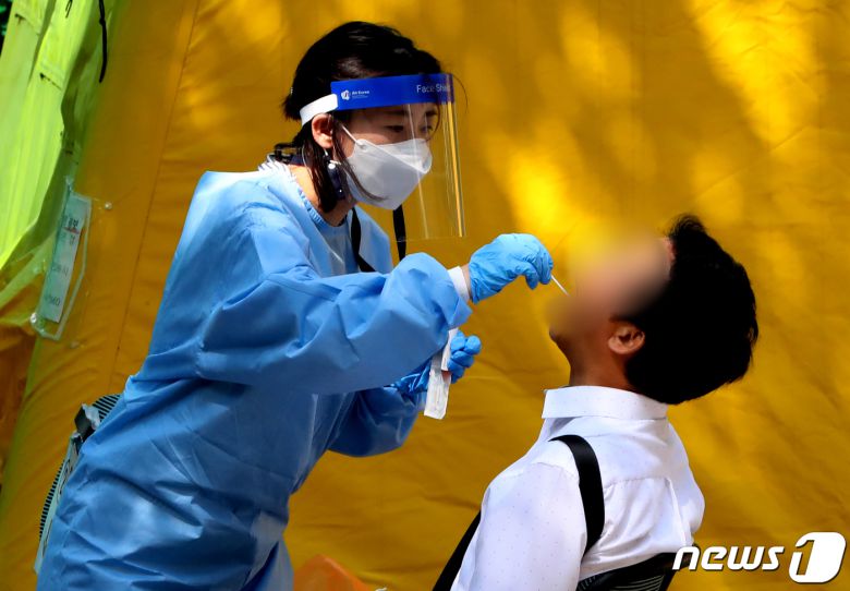 24일 인천 서구 보건소 선별진료소에서 한 시민이 신종 코로나바이러스 감염증(코로나19)검체 검사를 받고 있다.2020.8.24/뉴스1 © News1 정진욱 기자